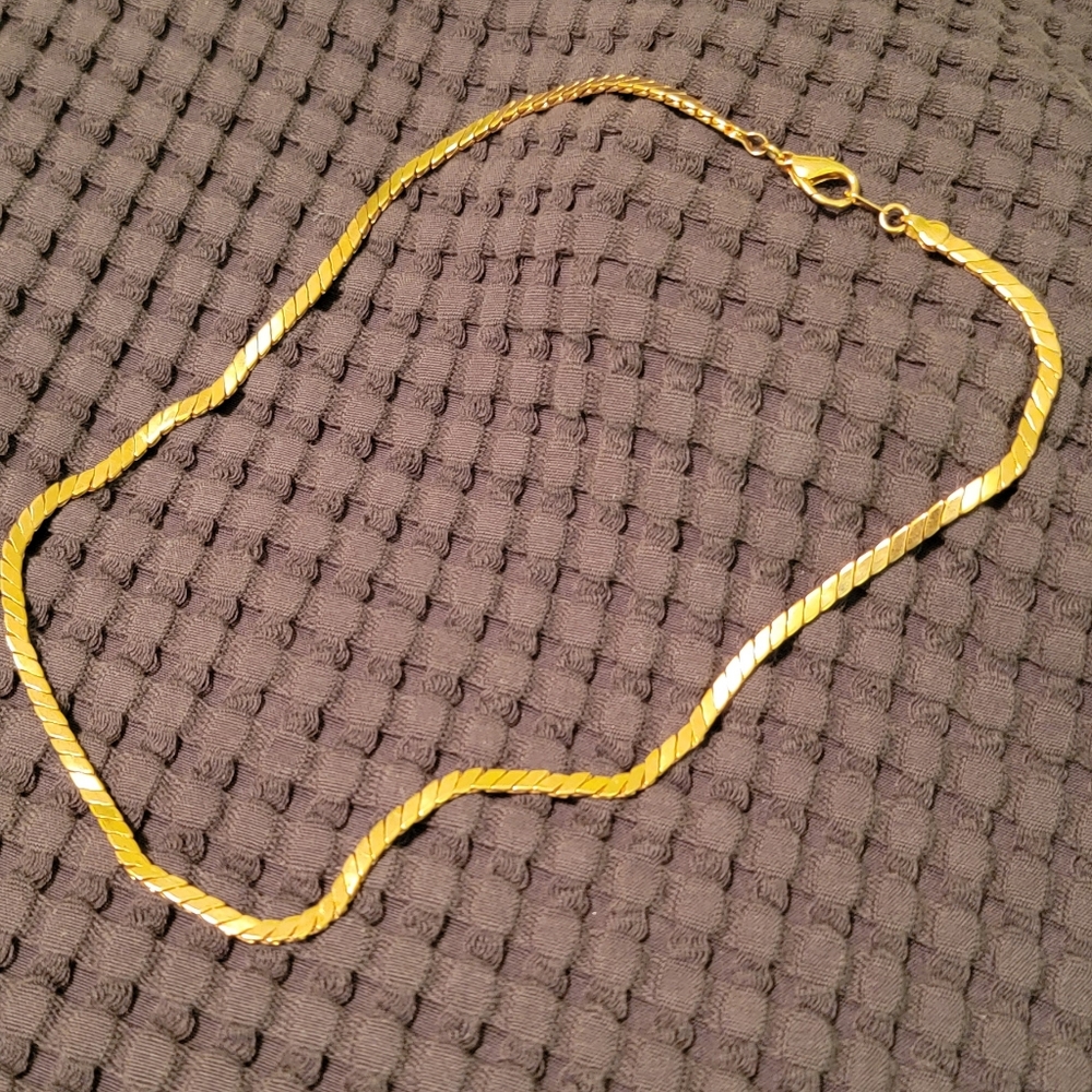 Gold serpentine necklace